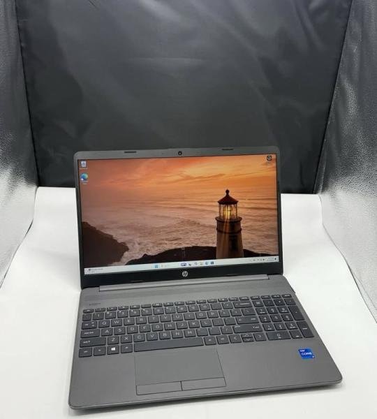 Laptop HP 250 G8 Notebook 15.6” i7-1165G7 2.80GHz 16GB RAM 256GB SSD Windows 11 Pro